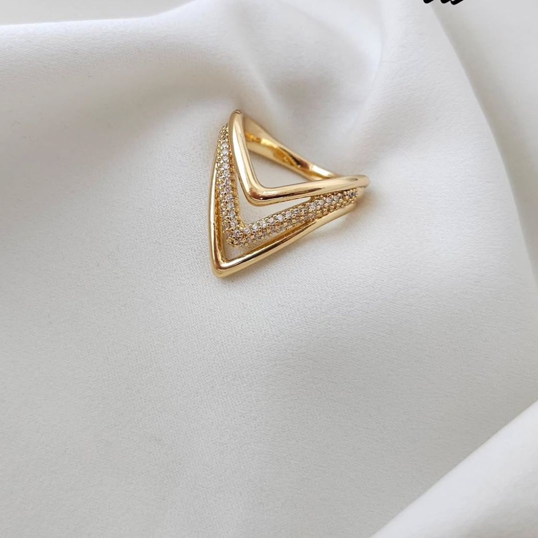 Zehra Chevron-shaped bold statement ring