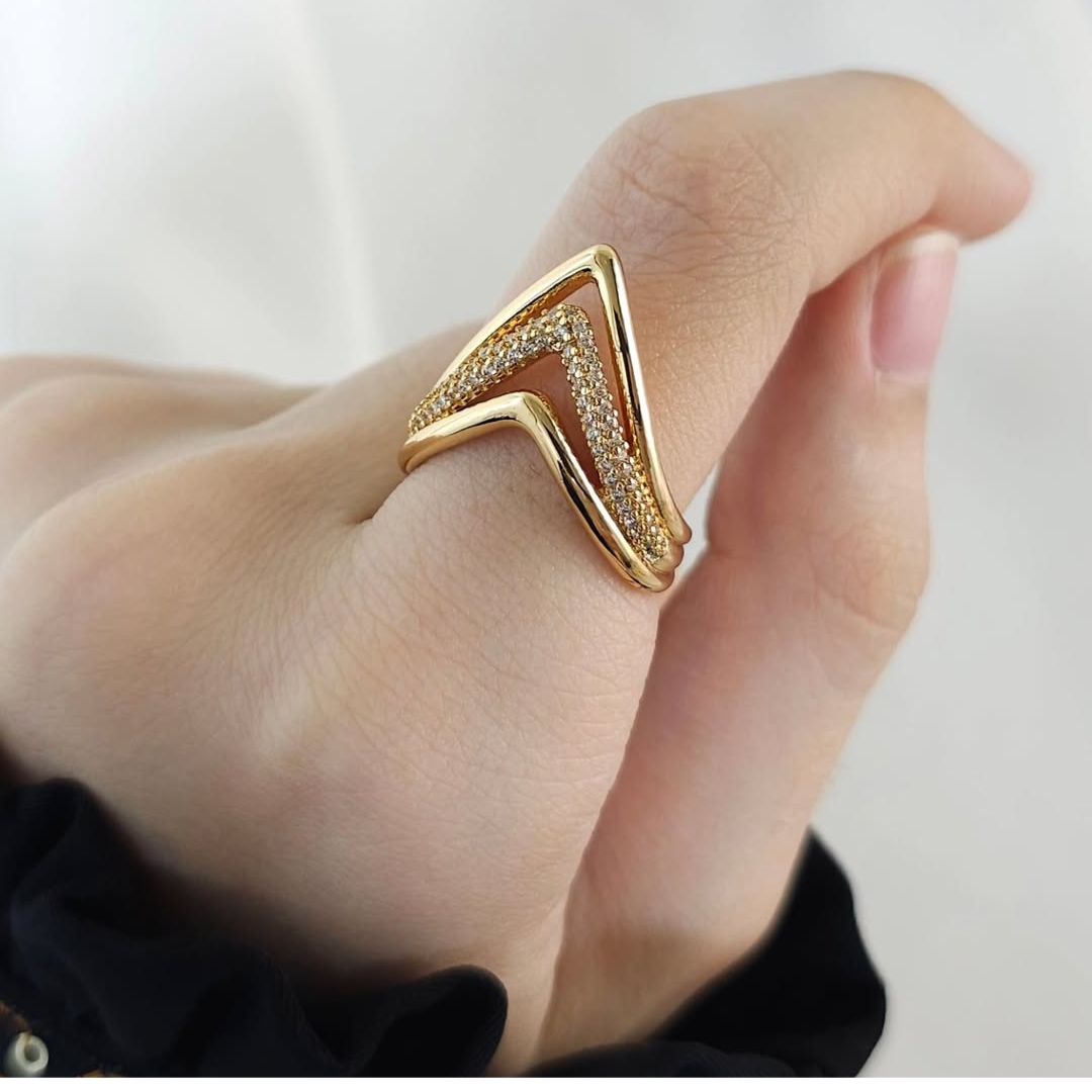 Zehra Chevron-shaped bold statement ring