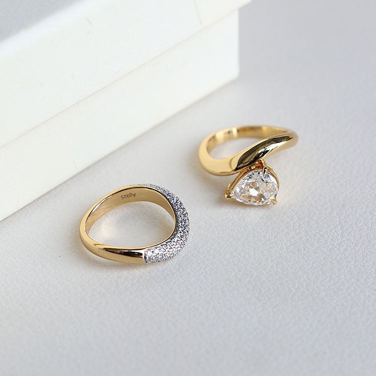 Cora Pear Halo Ring