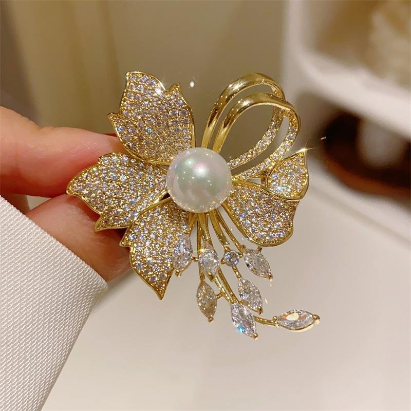 Virelle Pearl Emblem Brooch