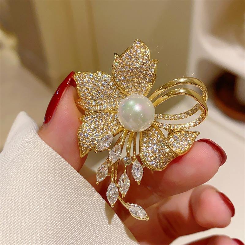 Virelle Pearl Emblem Brooch