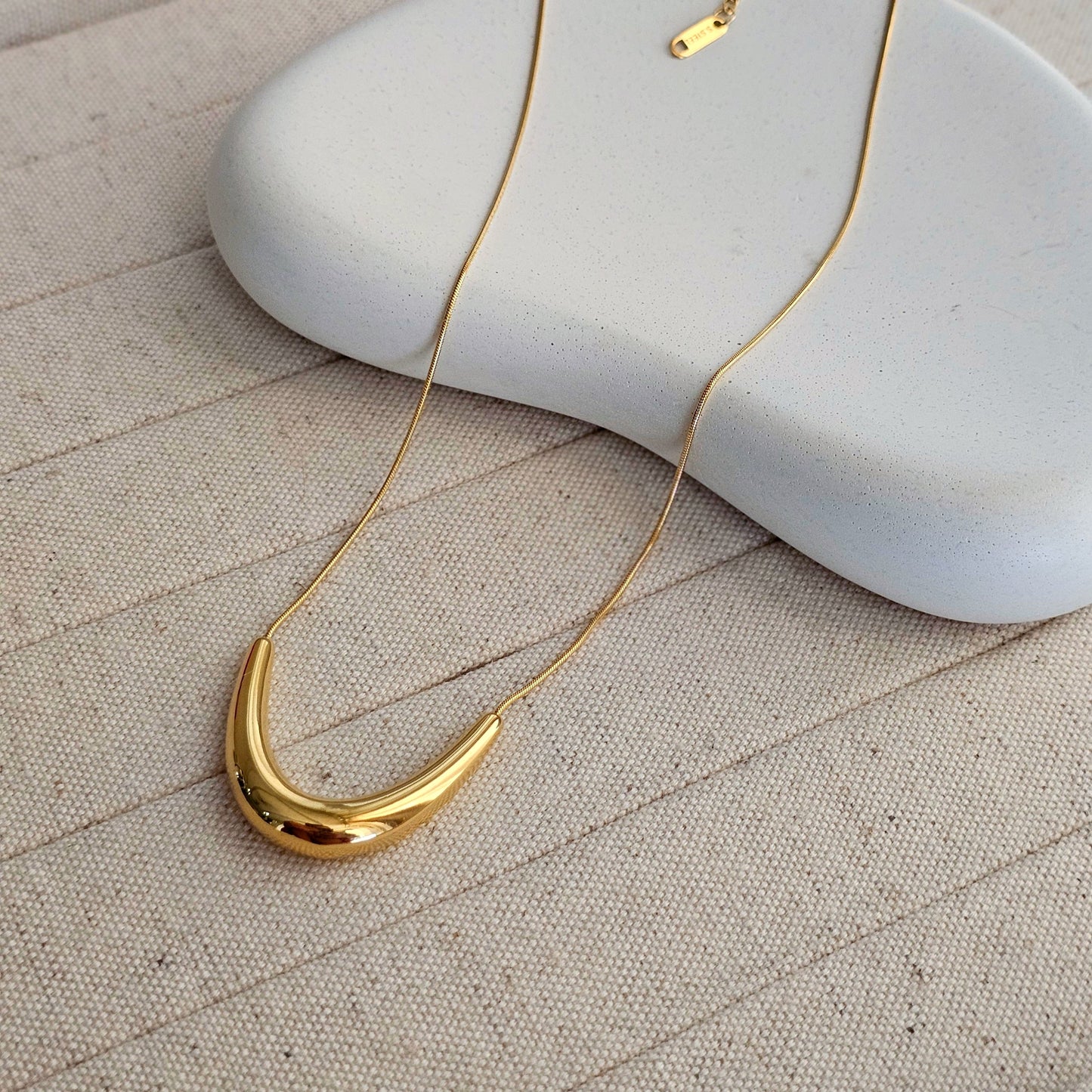 Elara Curved Gold Necklace