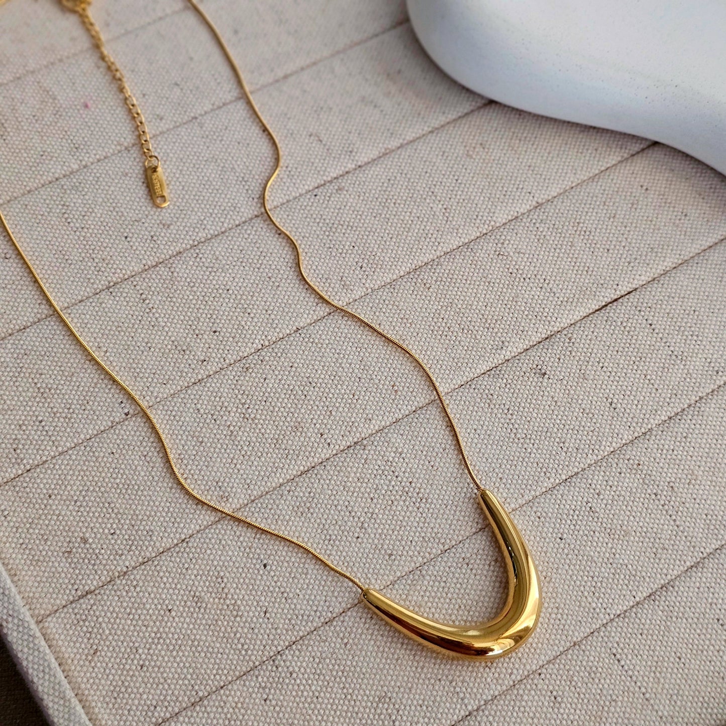 Elara Curved Gold Necklace