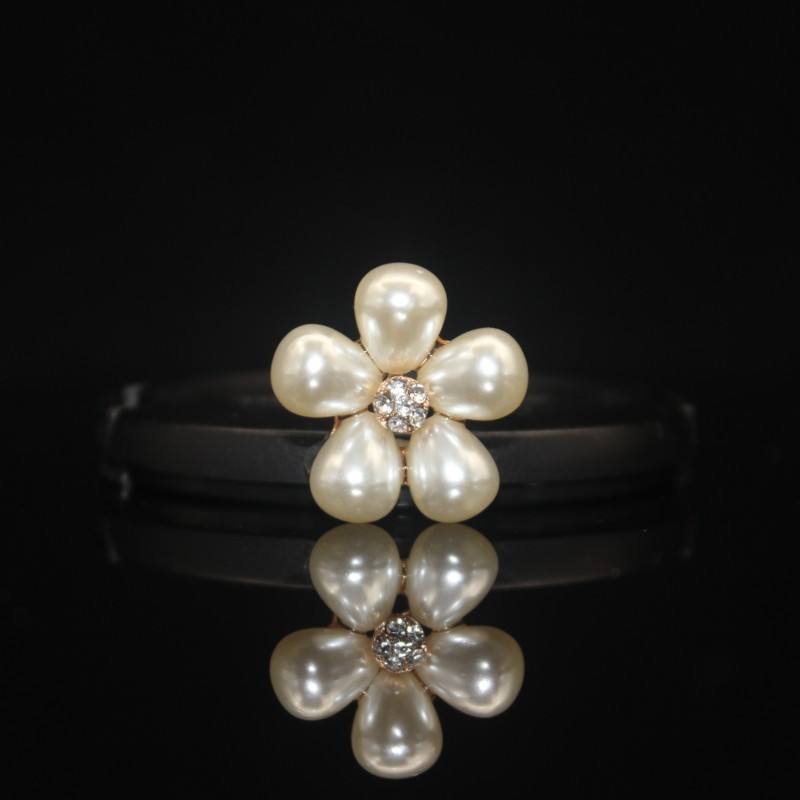 Pearl flower-shaped Pearl Button on a black background