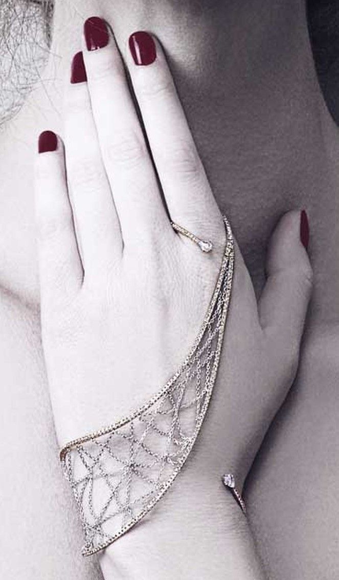 Veilora Hand Cuff